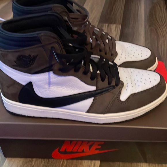 Too big size 12, wore twice looks brand new.Nike Travis...